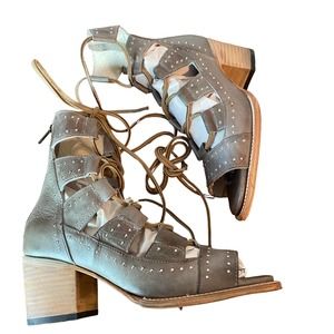 NEW FreeBird Hazel Stone Grey Gladiator Sandal size 10